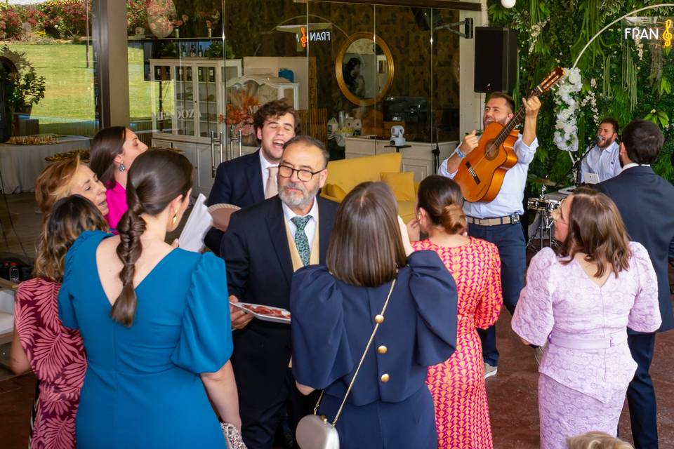Grupo de invitados viendo la actuación