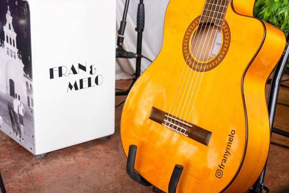 Guitarra y estuche de equipo blanco