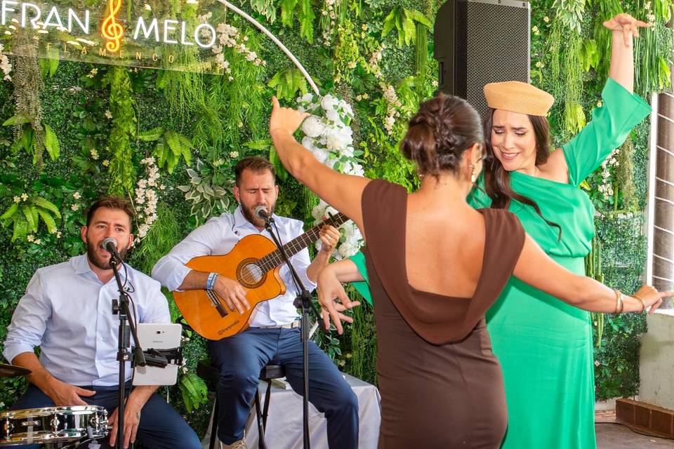 Mujer con vestido marrón bailando flamenco