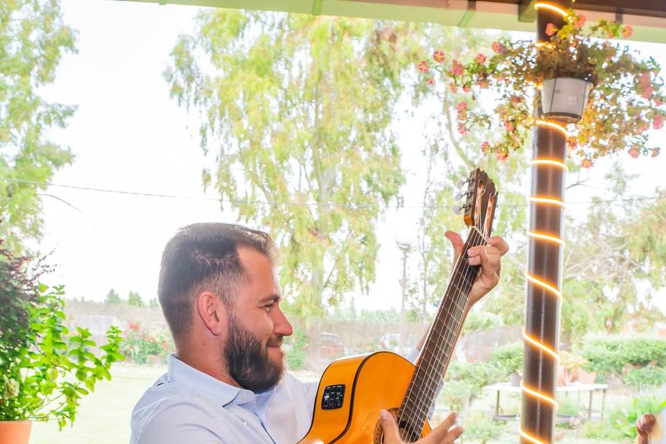 Músico tocando el violín frente al letrero