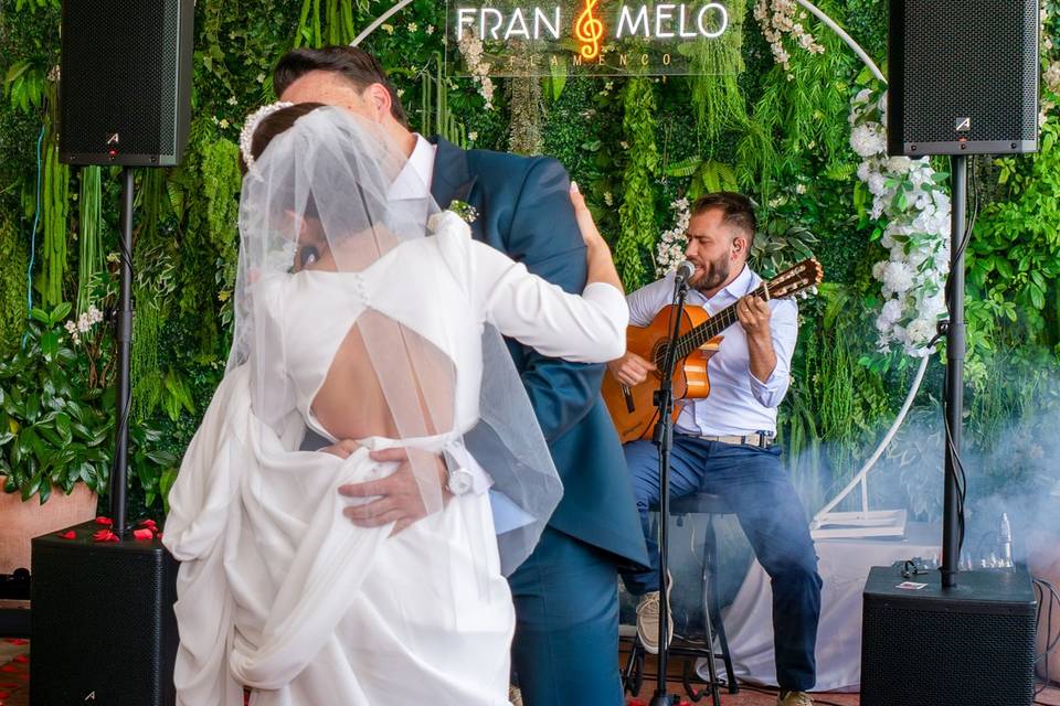 Novia bailando en el centro