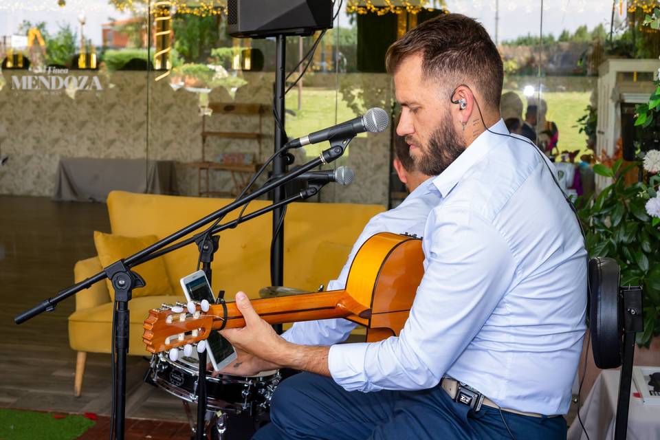 Perfil en primer plano de músico tocando guitarra