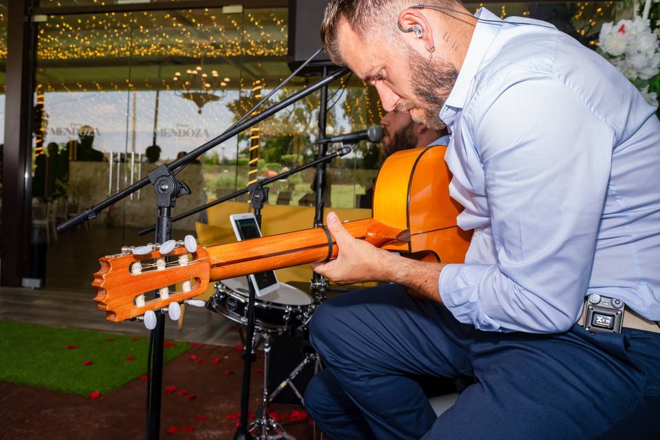 Perfil lateral del guitarrista tocando