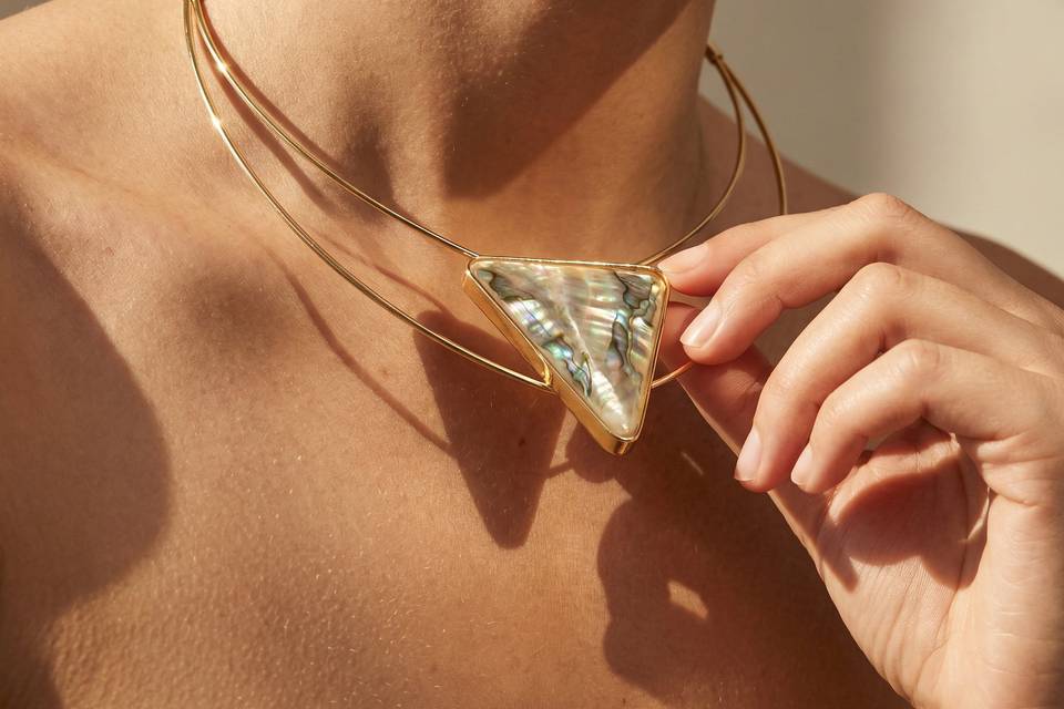 Collar con piedra opalina genu