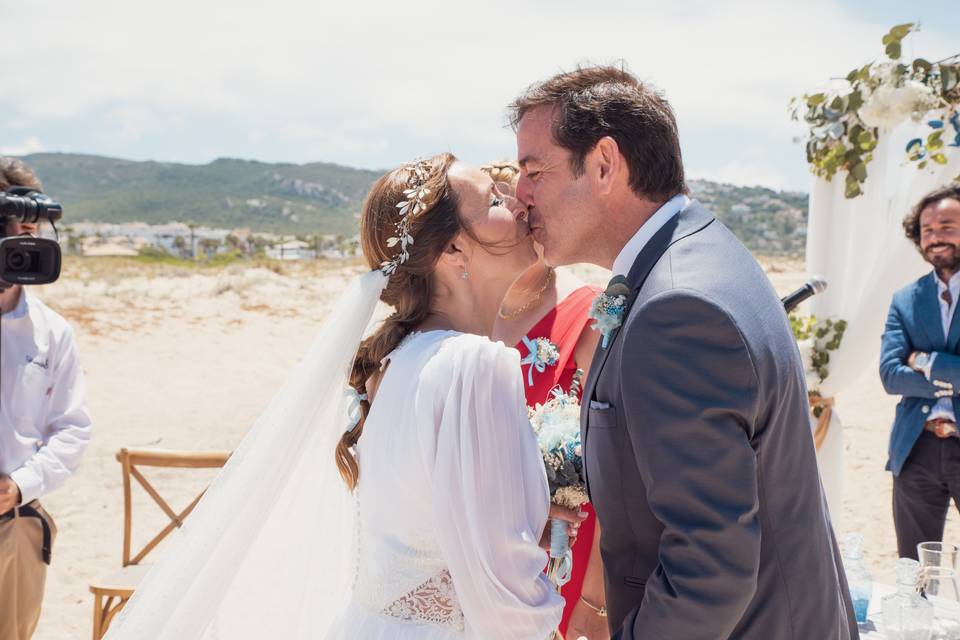 Beso de los novios en la playa