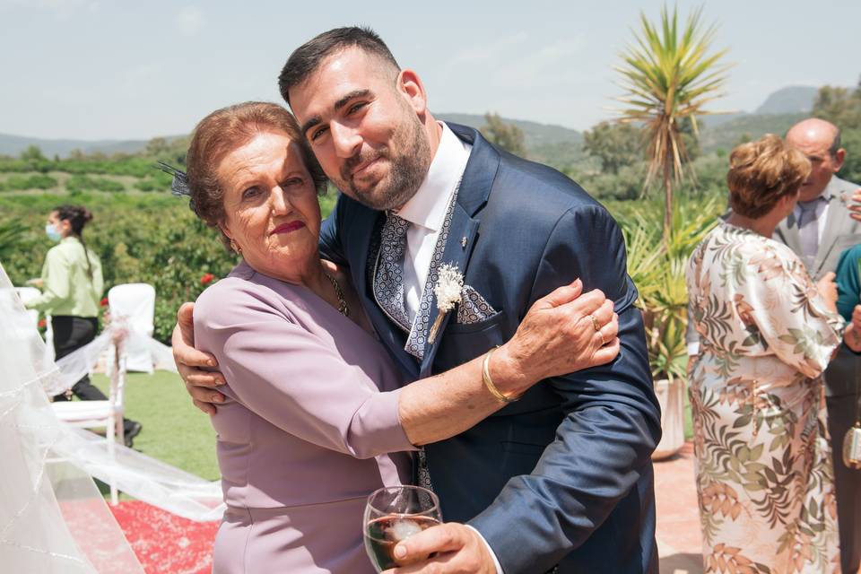 Momento abuelita-novio