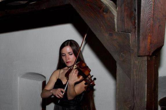 Ana, violinista
