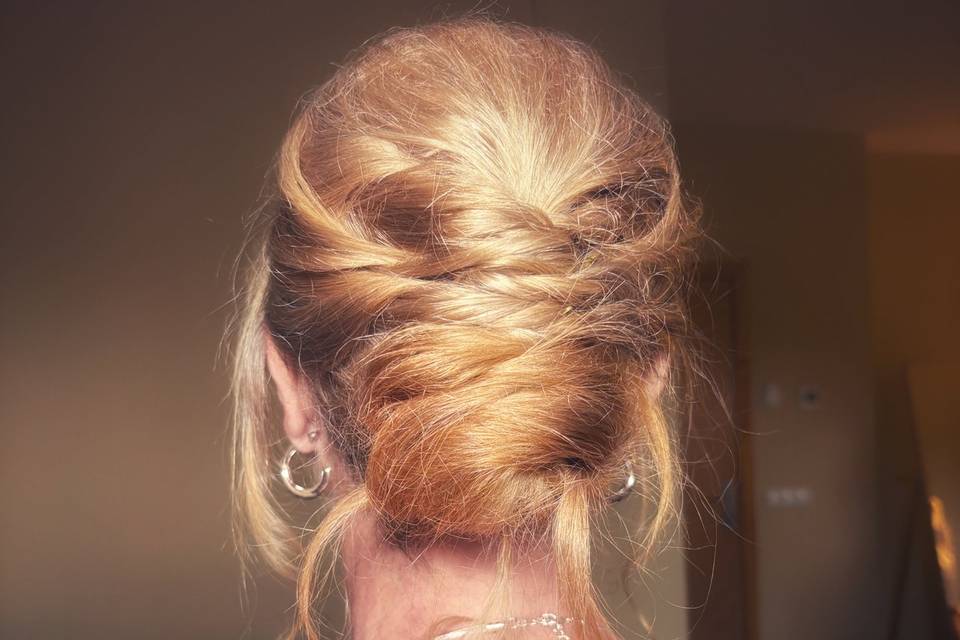 MARES NÚVIES: MESSY BUN BAJO