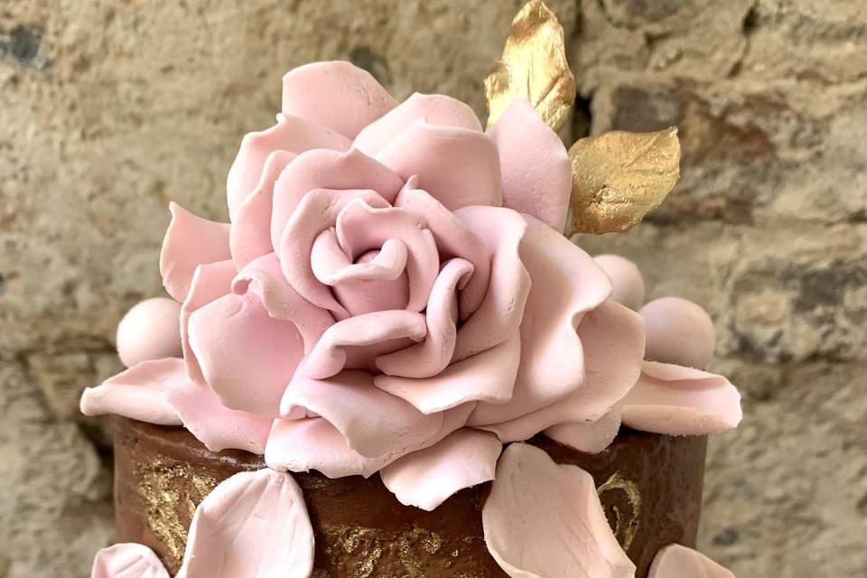 Tarta con rosa clásica en pasta de azúcar