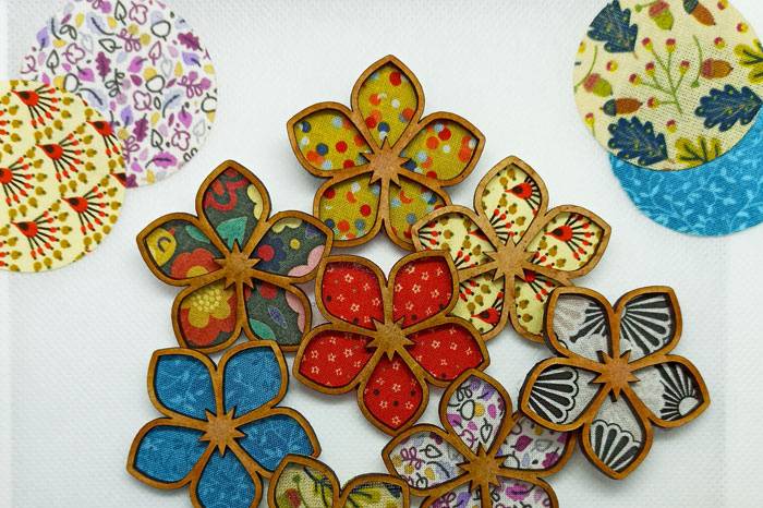 Broches de flor