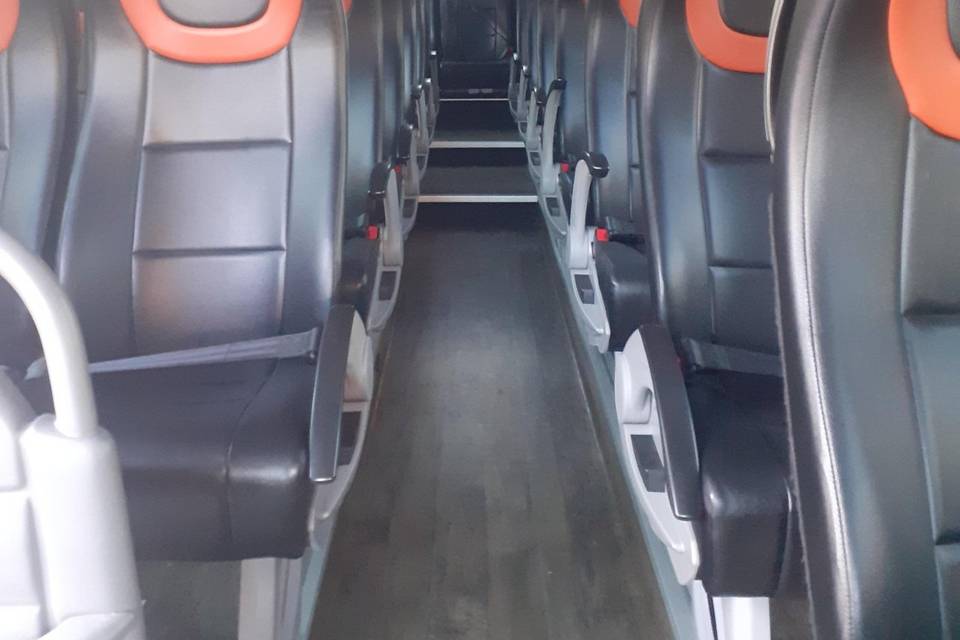 Interior de vehículo de 32 plazas