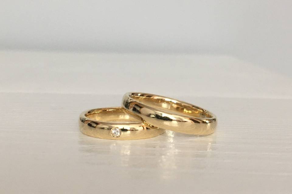 Alianzas de oro amarillo y diamante