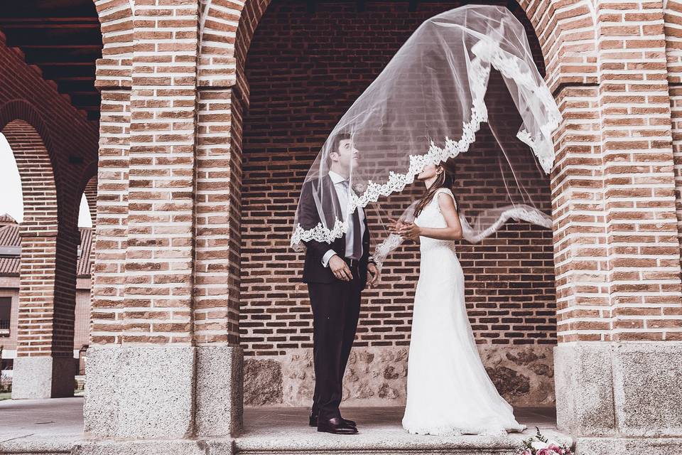 Novios en el exterior de la iglesia