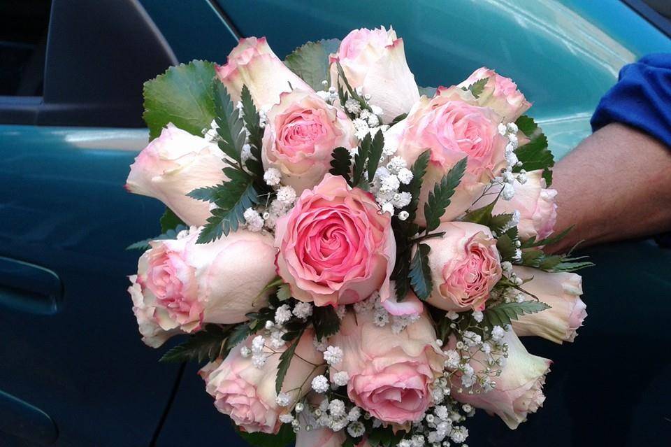 cesto de pétalos de rosas, flores para bodas y eventos Madrid