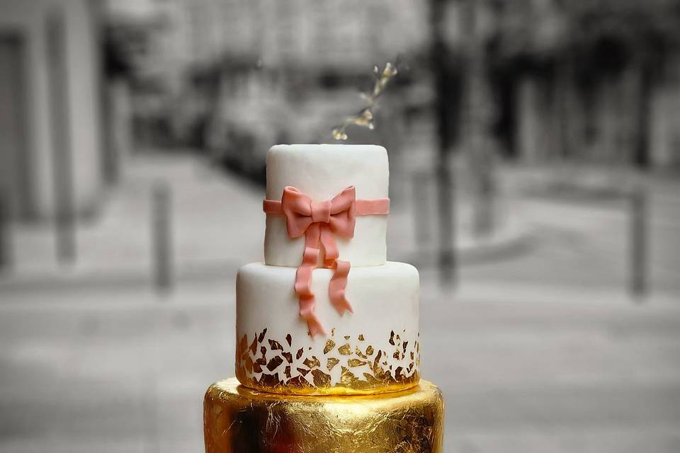 Tarta de boda en oro y rosa