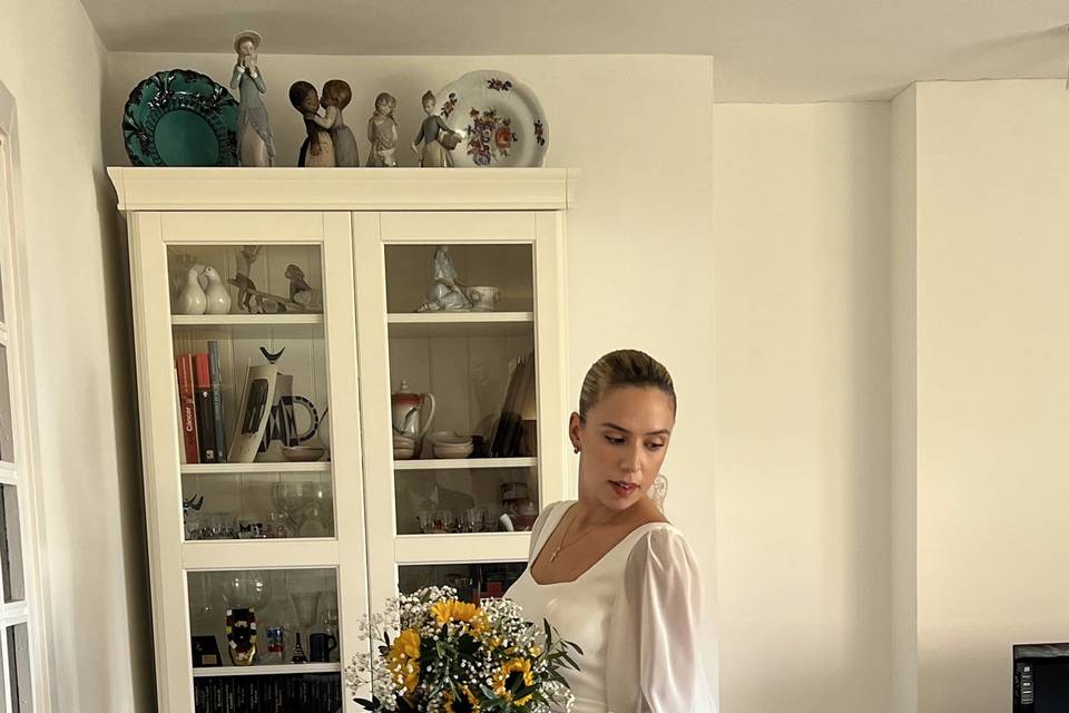 Todo listo Yurena es maquilladora profesional y está aquí para que el día de tu boda sea simplemente perfecto. Su misión es que te sientas radiante, tranquila y completamente tú desde el primer instante, sin preocupaciones, solo disfrutando.  Te ofrece un servicio integral que incluye maquillaje, uñas y peluquería, todo en un solo lugar y con una atención completamente personalizada. Cuida cada detalle para que te sientas segura, cómoda y absolutamente espectacular.  Trabaja con productos de alta calidad y técnicas actualizadas, pero lo más importante: con el corazón. Su pasión es realzar la belleza natural de cada novia, respetando tu estilo, tu esencia y lo que te hace única.  Además, para que tu boda sea aún más especial, también ofrece la opción de montar una divertida zona de glitter bar, ideal para dar un toque original y festivo a tu celebración. Y si lo deseas, se queda durante el evento haciendo retoques tanto a ti como a tus invitados, para que todo el mundo luzca impecable durante toda la boda.  Desde la prueba previa hasta el último retoque, estará a tu lado para que vivas el proceso con ilusión y confianza. Porque con Yurena no solo reservas un servicio, vives una experiencia completa, sin estrés y pensada para que tú solo tengas que sonreír y disfrutar. Del resto, se encarga ella.