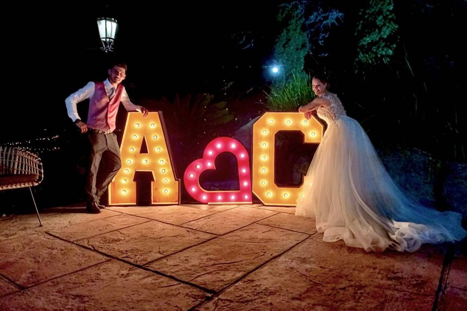 Alquiler letras luminosas madera gigantes bodas eventos bcnletters louis  vuitton - BCN LETTERS