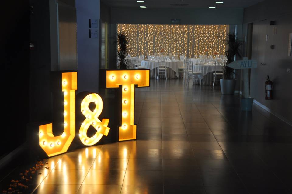 Alquiler letras luminosas madera gigantes bodas eventos bcnletters louis  vuitton - BCN LETTERS