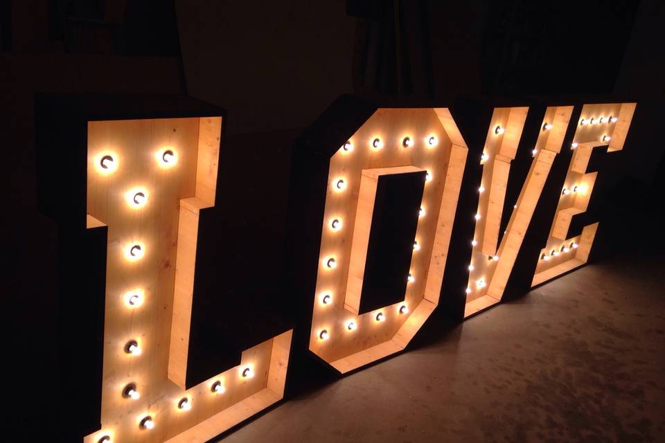 Letras gigantes luminosas LOVE