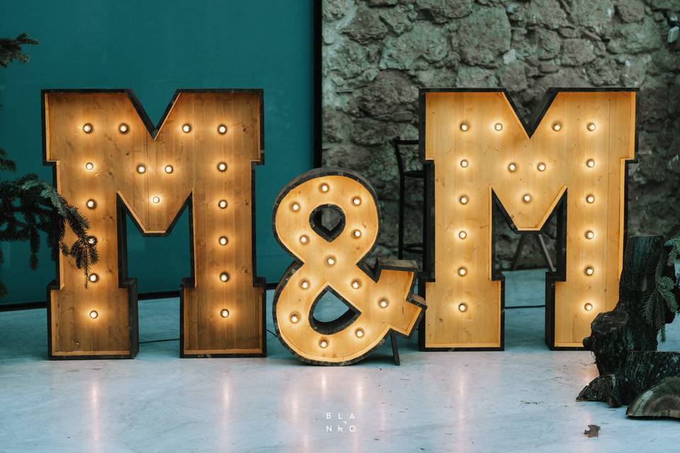 Alquiler letras luminosas madera gigantes bodas eventos bcnletters louis  vuitton - BCN LETTERS