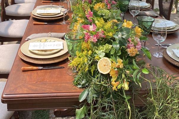 Una mesa entre flores y limone