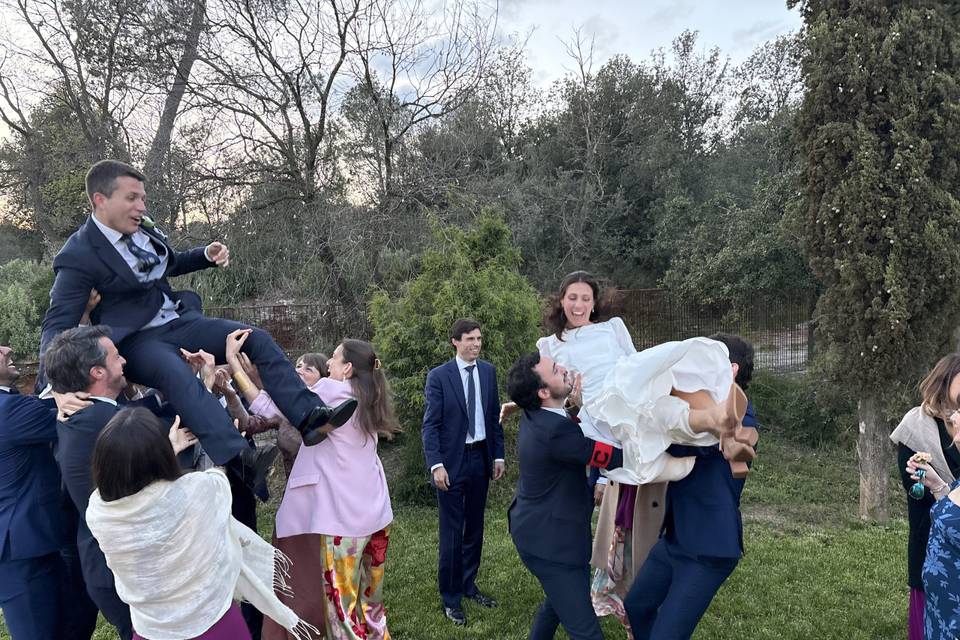 Novios pasándolo en grande