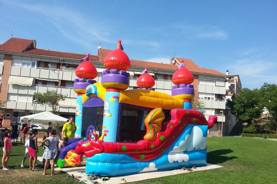 Castillo dragón con tobogán