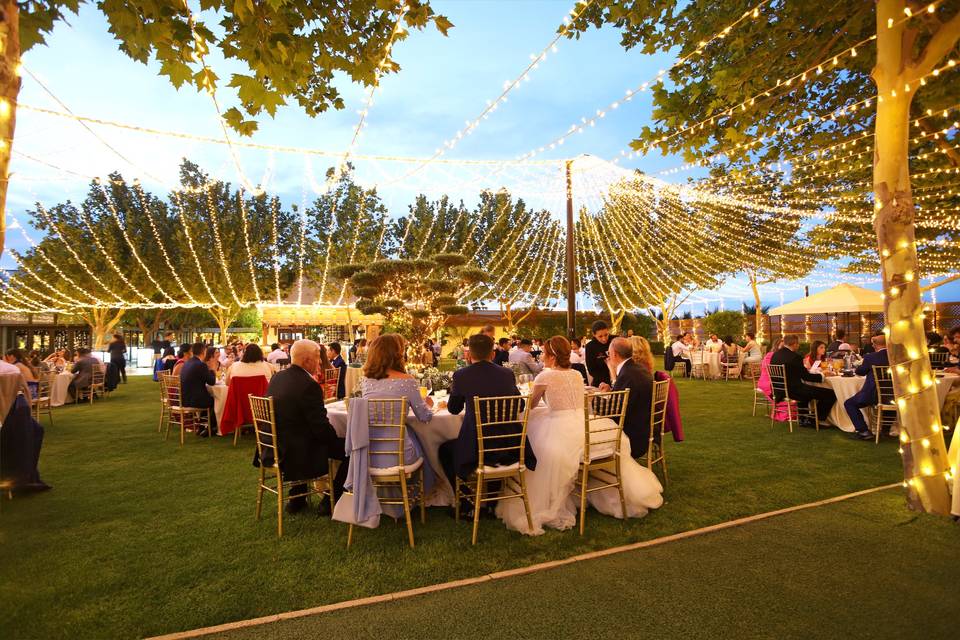 Banquete en jardín