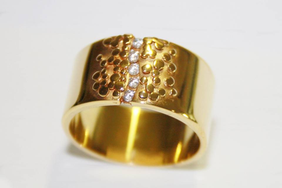 Anillo de oro y diamantes