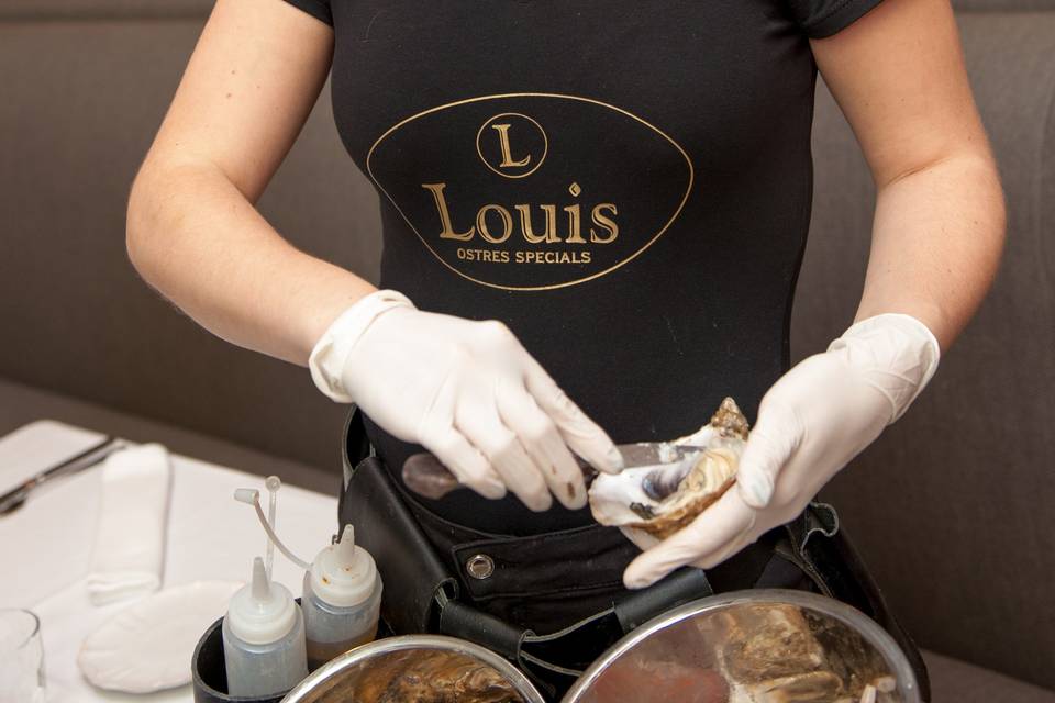 Oystergirl Louis abriendo
