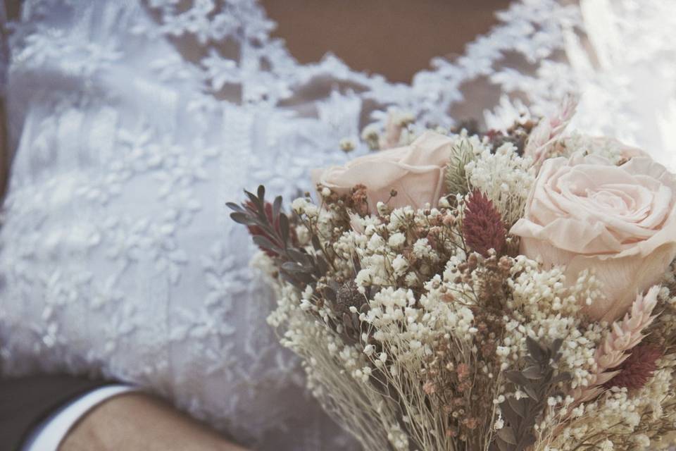 Detalle de manos enlazadas