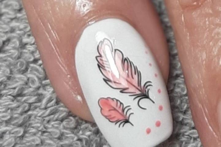 Uñas esculpidas con detalle