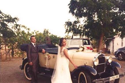 Novios en el coche