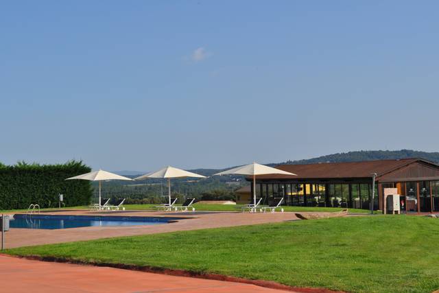 Piscina y pérgola