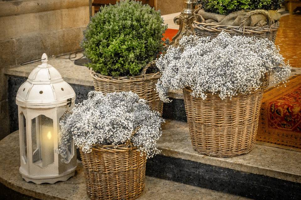 Cestos de flores en exterior