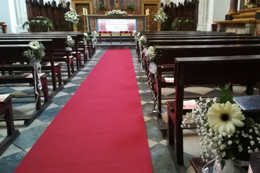 Detalles flores en iglesia