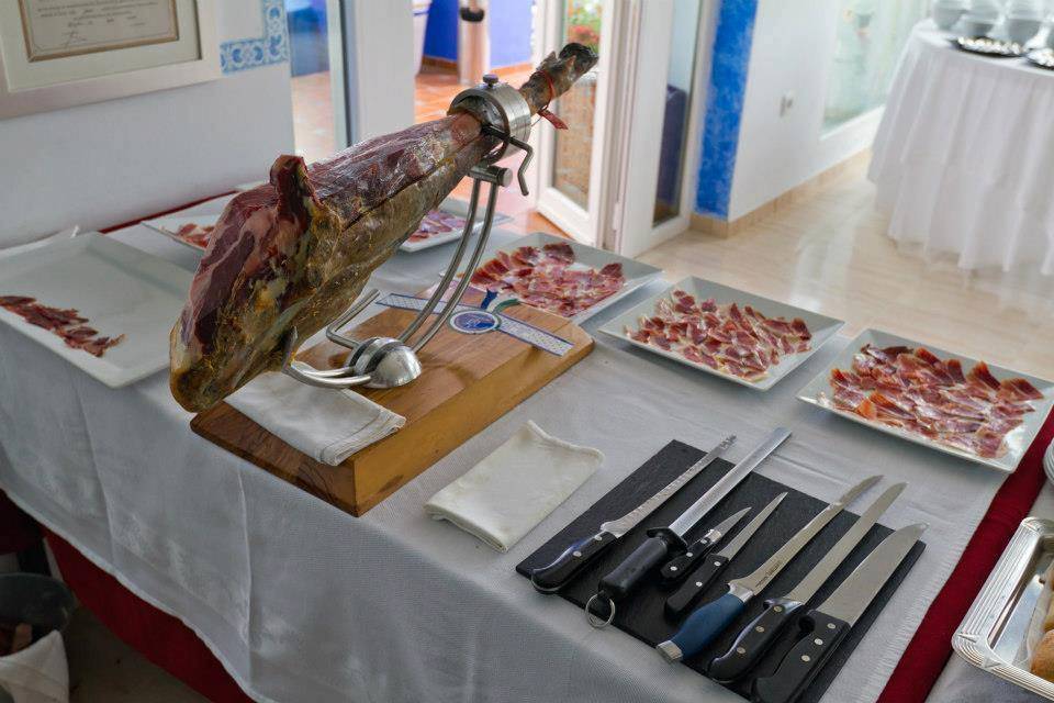 Ensalada de crudités con foie y langostinos