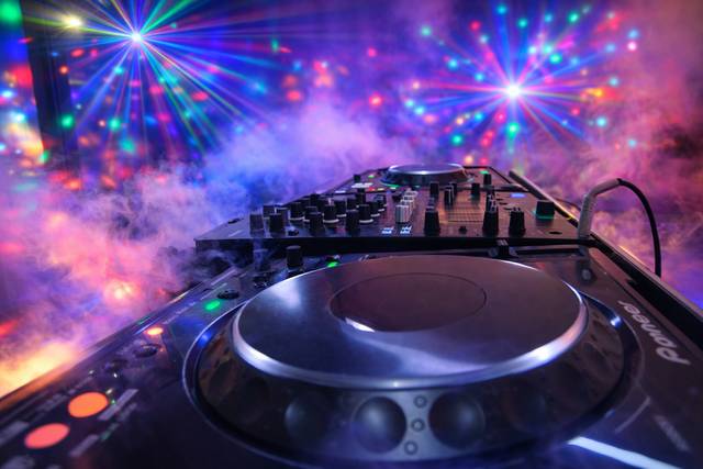 Dreamwebmedia foto cabina dj