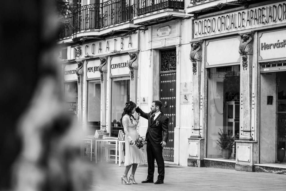 Un baile con hombres vestidos aparejados con hombres vestidos de