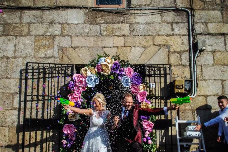 Arco con flores artesanales