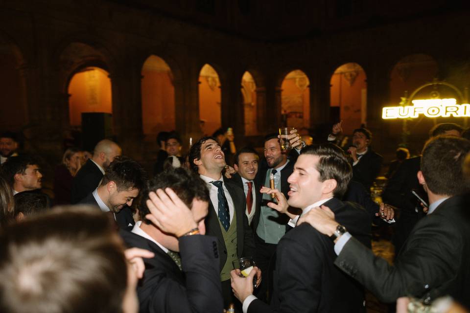 Gritar y bailar