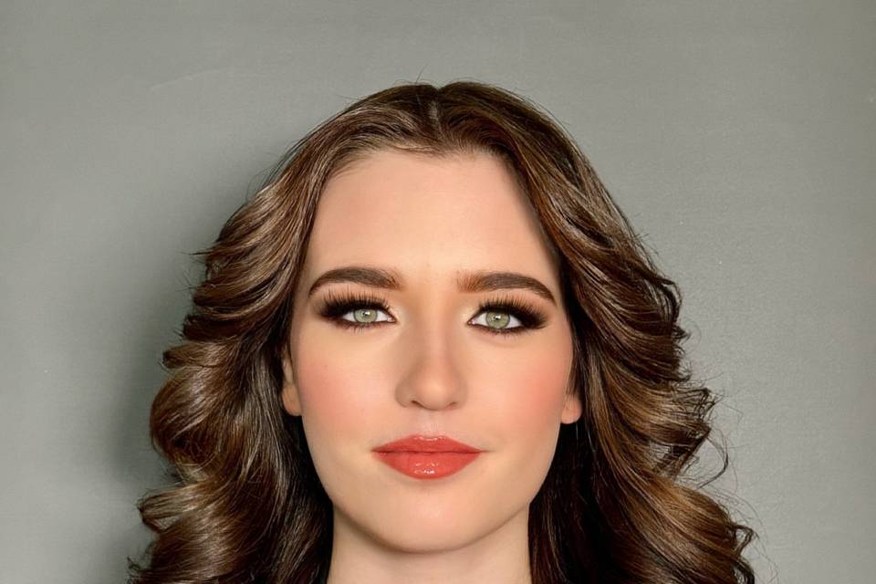 Maquillaje y peinado