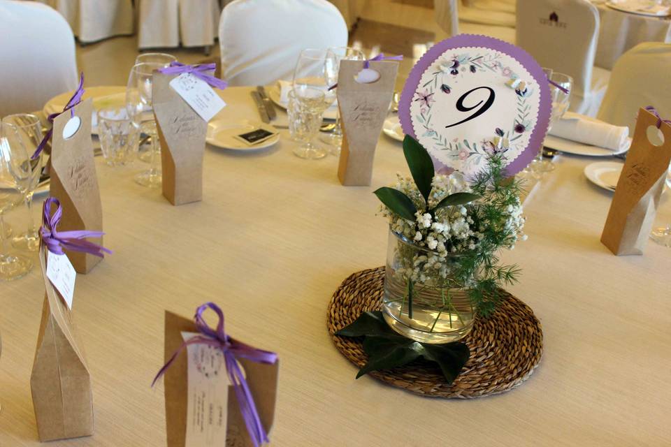 Detalles de boda y números para la mesa