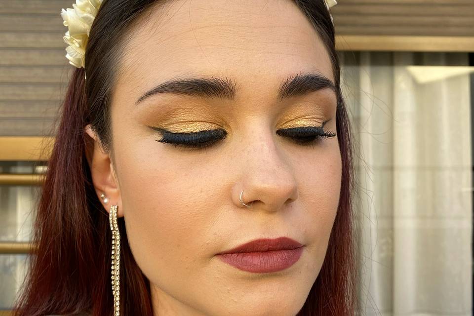 Maquillaje en tonos dorados