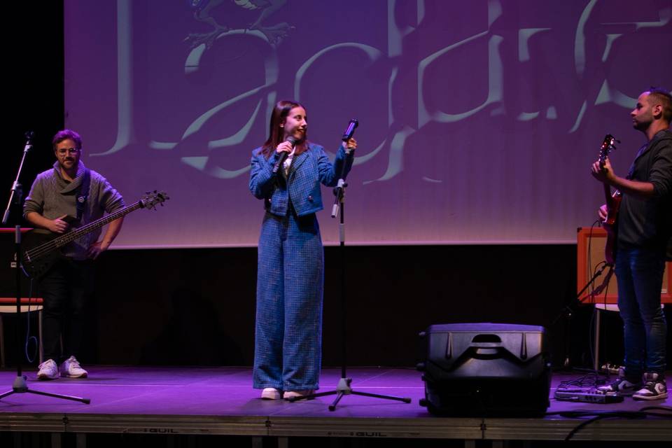 Cantando en directo en sagunto