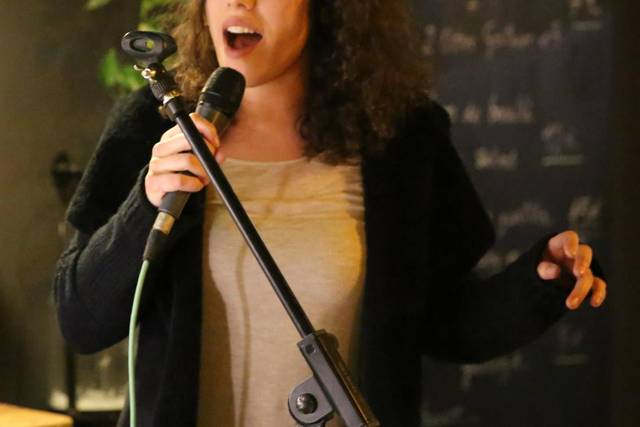 Sandra Cooper, voz