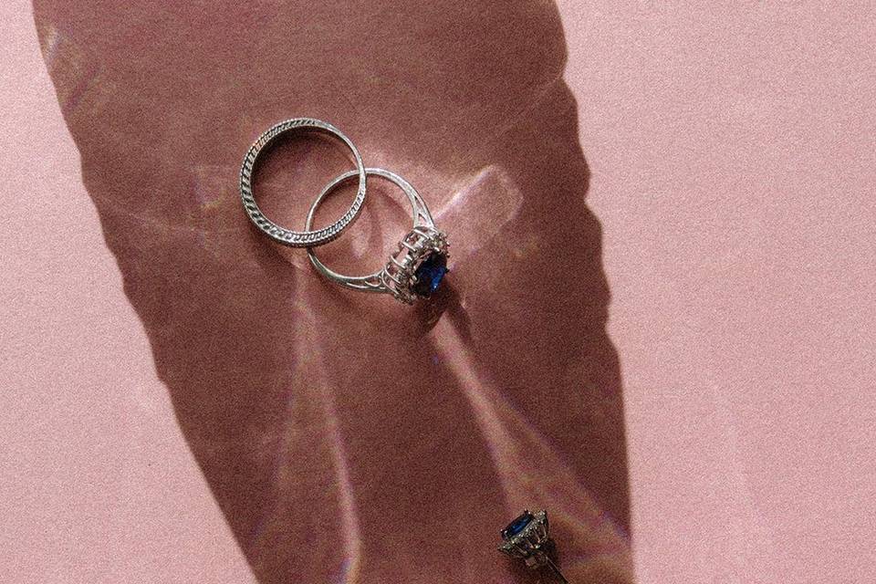 Anillos y pendientes de boda