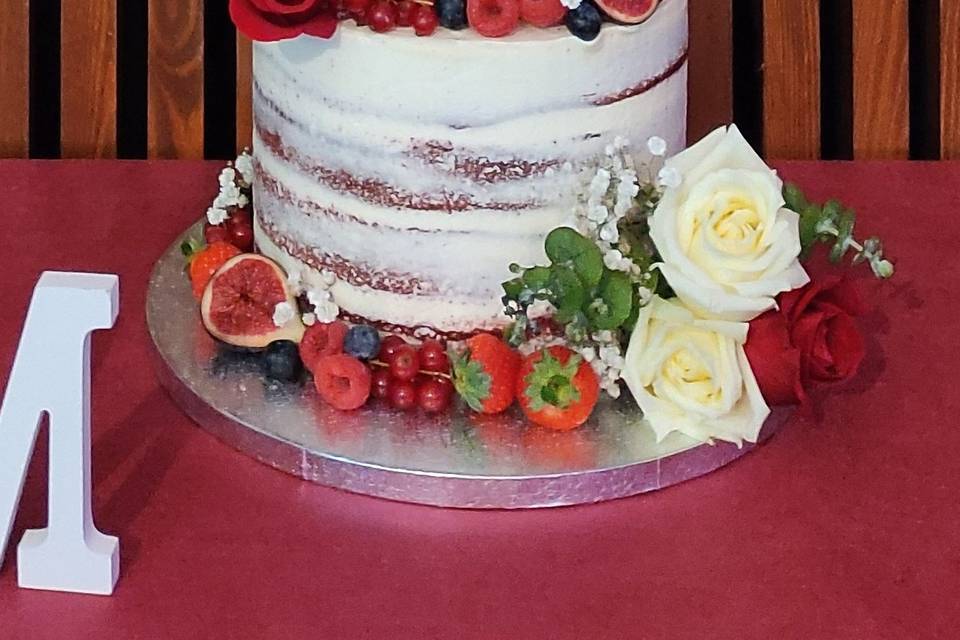 Tarta de boda blanca y roja