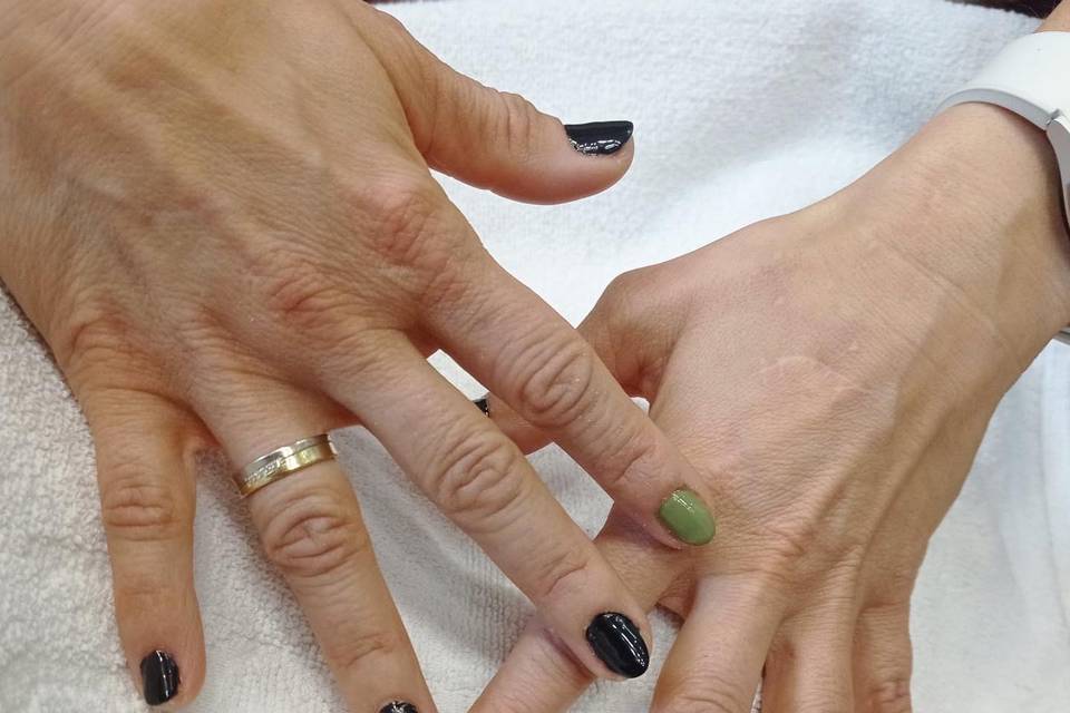 Manicura verde-negro