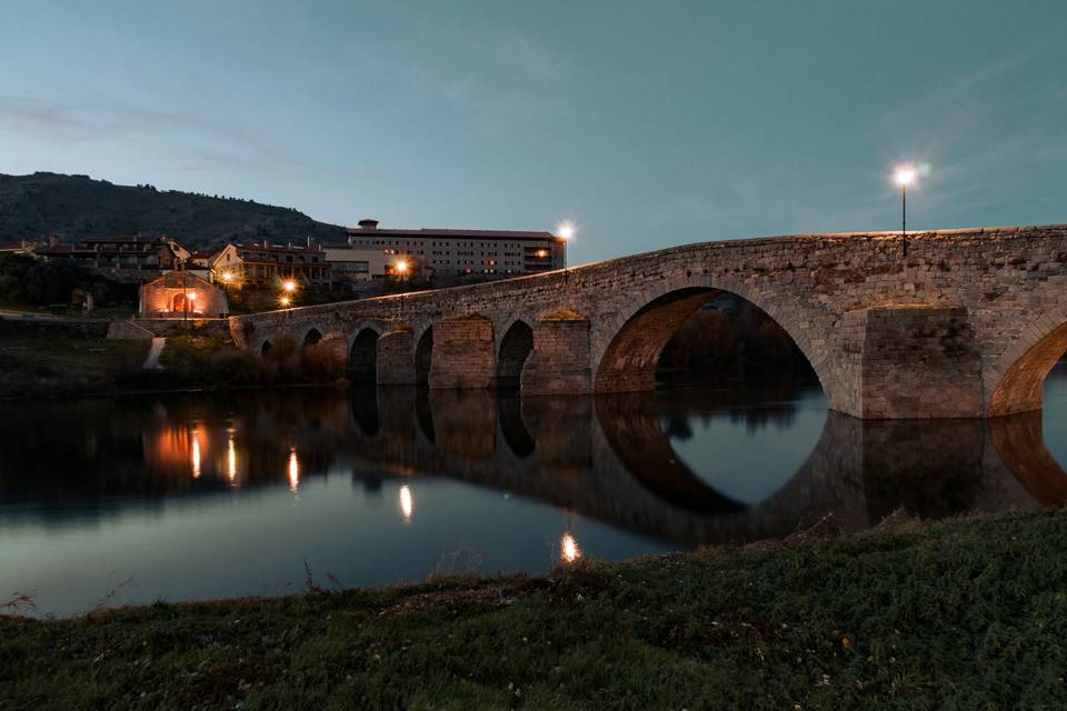 Puente romano y hotel